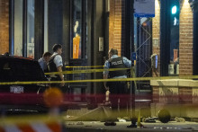Policajti vyšetrujú na mieste streľby v reštaurácii Artis na predmestí River North v Chicagu. FOTO: TASR/AP