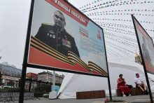 Pohľad ukazuje kvety umiestnené pri tabuli s fotografiou generálmajora Michaila Gudkova, zástupcu veliteľa ruského námorníctva, ktorý bol podľa miestnych úradov nedávno zabitý v Kurskej oblasti. FOTO: REUTERS