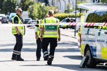 Policajti a záchranári skúmajú podozrivý balík v blízkosti izraelského veľvyslanectva v Kodani. FOTO: TASR/AP