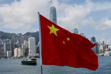 FILE PHOTO-The Chinese national flag is seen in front of the financial district Central on the Chinese National Day in Hong Kong, China October 1, 2022. REUTERS/Tyrone Siu FOTO: TYRONE SIU