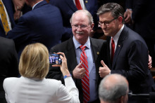 Predseda Snemovne reprezentantov USA Mike Johnson pózuje na fotografii s americkým kongresmanom Johnom Rutherfordom v deň hlasovania v Snemovni reprezentantov USA o konečnom schválení rozsiahleho návrhu zákona o výdavkoch a daniach prezidenta Donalda Trumpa. FOTO: Reuters