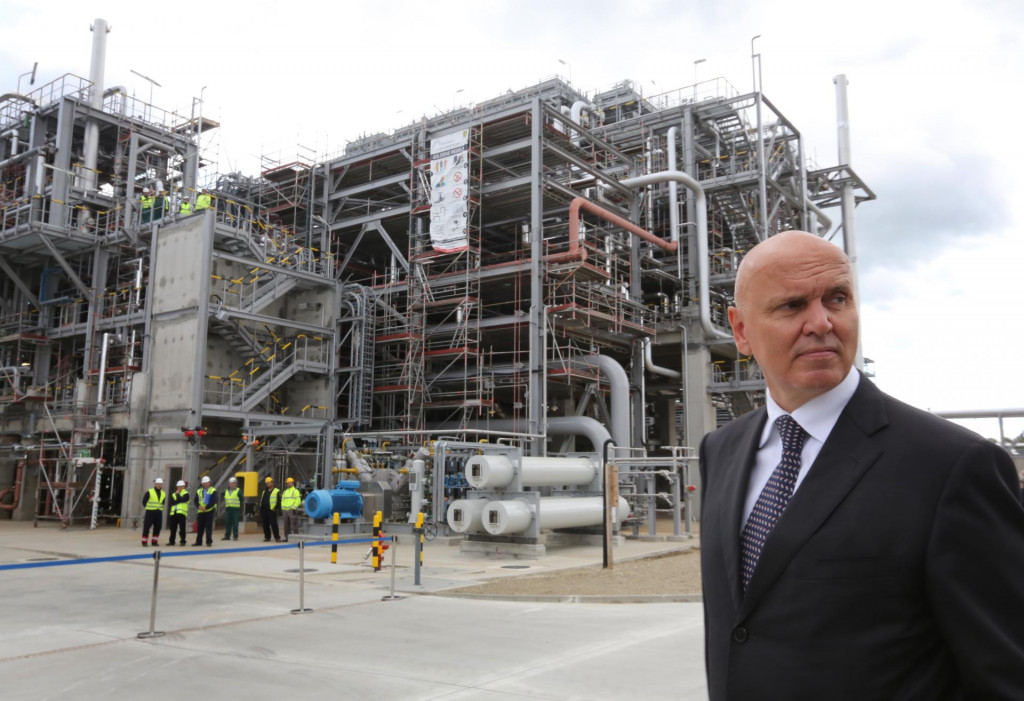 Generálnym riaditeľom Slovnaftu je Oszkár Világi. Na snímke ešte z roku 2015 je pred vtedy novou linkou na výrobu polyetylénu.

FOTO: HN/ Peter Mayer