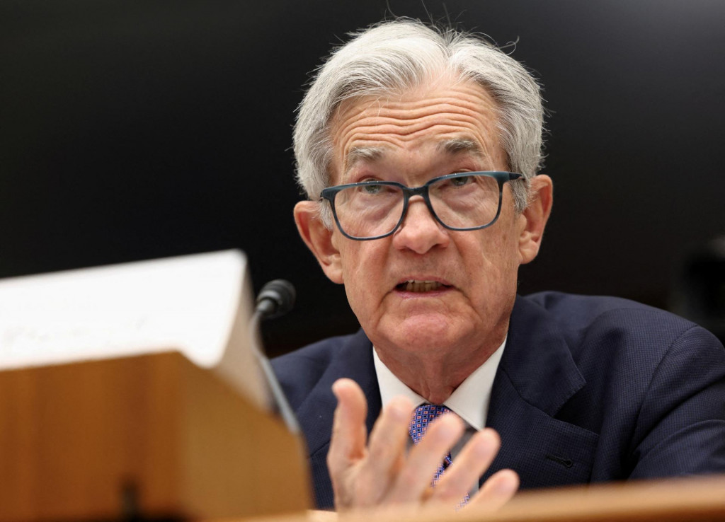 Šéf Fedu Jerome Powell povedal, že centrálna banka zostáva pri uvažovaní o znižovaní sadzieb opatrná. FOTO: Reuters