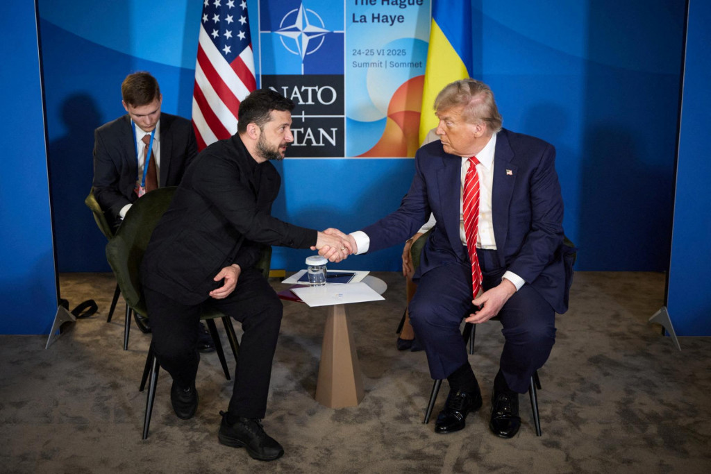 Americký prezident Donald Trump a ukrajinský prezident Volodymyr Zelenskyj na stretnutí v Haagu. FOTO: REUTERS