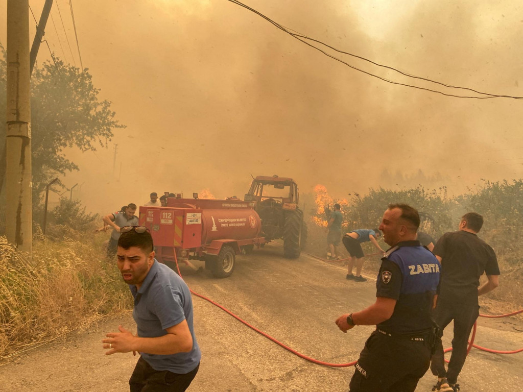 V celej krajine vypukli stovky požiarov, z ktorých väčšina bola už uhasená. FOTO: REUTERS/Ihlas News Agency