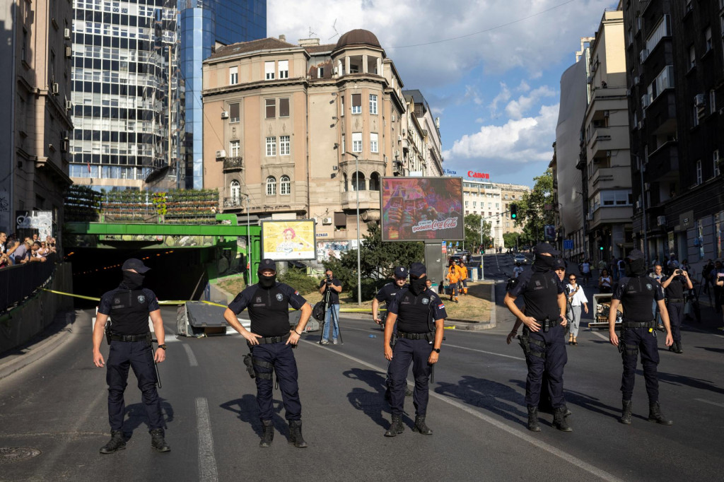 Ministerstvo vo štvrtok ráno uviedlo, že polícia počas noci skontrolovala totožnosť 1297 osôb, pričom zadržala celkovo 79 ľudí - 72 za priestupky a sedem za trestné činy. FOTO: REUTERS