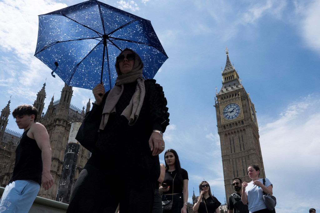 Na niektorých miestach Turecka, Španielska či Grécka hasiči bojujú s požiarmi, inde sa vyrovnávajú s následkami búrok. FOTO: REUTERS