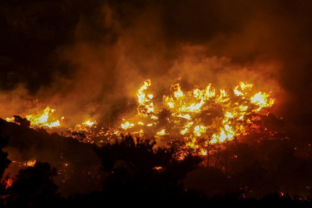 „Je to veľmi problematický a pretrvávajúci požiar,“ povedal agentúre Reuters nemenovaný príslušník hasičského zboru. FOTO: REUTERS