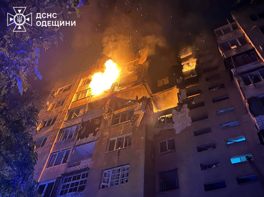 Záchranári z budovy evakuovali 50 ľudí, desať z nich pomocou špeciálnej techniky. Dve deti - sedemročného chlapca a deväťročné dievča - hospitalizovali po nadýchaní sa splodín. FOTO: REUTERS