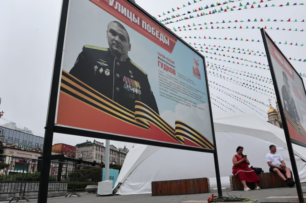 Pohľad ukazuje kvety umiestnené pri tabuli s fotografiou generálmajora Michaila Gudkova, zástupcu veliteľa ruského námorníctva, ktorý bol podľa miestnych úradov nedávno zabitý v Kurskej oblasti. FOTO: REUTERS