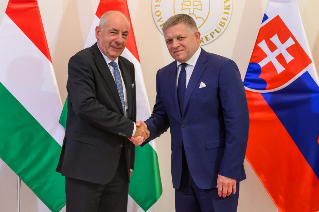 Predseda vlády Robert Fico (Smer-SD) a prezident Maďarska Tamás Sulyok počas spoločného stretnutia na Úrade vlády v Bratislave. FOTO: TASR/Jaroslav Novák