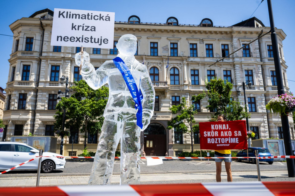 Topiaca sa ľadová socha zobrazujúca ministra životného prostredia Tomáša Tarabu pred budovou ministerstva životného prostredia. FOTO: TASR/Jakub Kotian