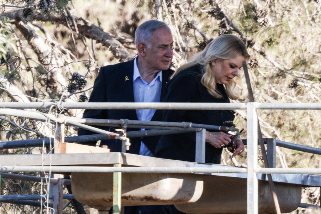 Izraelský premiér Benjamin Netanjahu počas svojej prvej návštevy od útoku v kubuci Nir Oz. FOTO: Reuters