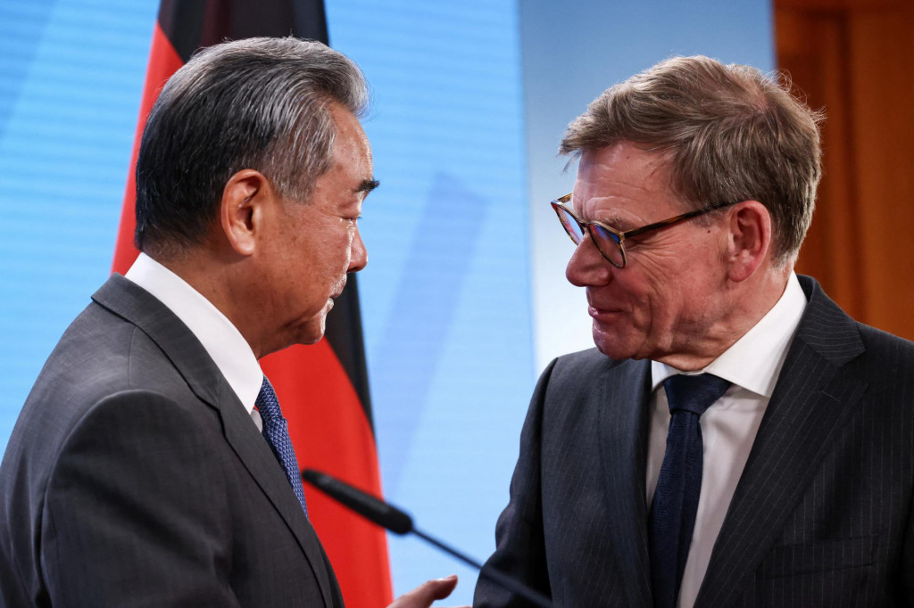 Nemecký minister zahraničných vecí Johann Wadephul a čínsky minister zahraničných vecí Wang I sa stretli v Berlíne. FOTO: Reuters