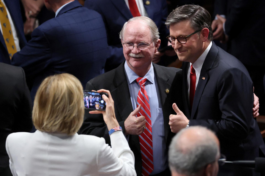Predseda Snemovne reprezentantov USA Mike Johnson pózuje na fotografii s americkým kongresmanom Johnom Rutherfordom v deň hlasovania v Snemovni reprezentantov USA o konečnom schválení rozsiahleho návrhu zákona o výdavkoch a daniach prezidenta Donalda Trumpa. FOTO: Reuters
