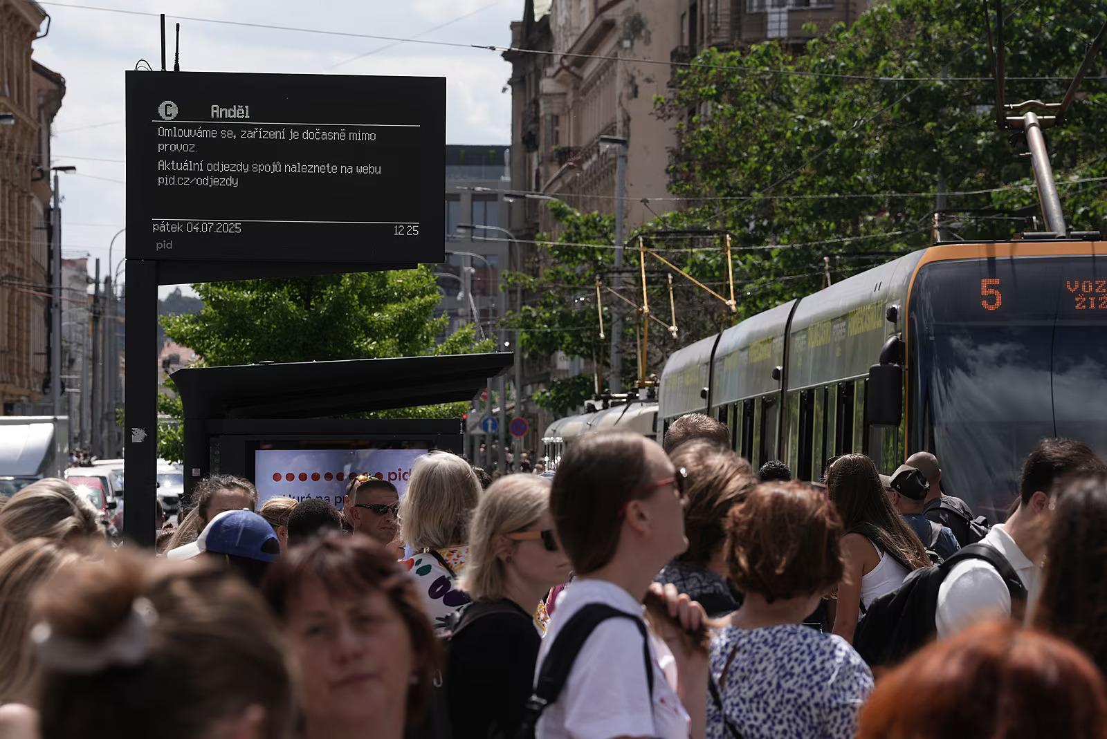 Prahu aj ďalšie mestá v Česku ochromil masívny výpadok elektriny. Hasiči zachraňujú ľudí z výťahov