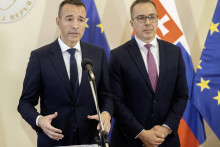 Na sníke sprava minister práce, sociálnych vecí a rodiny Erik Tomáš a minister školstva, výskumu, vývoja a mládeže Tomáš Drucker (obaja Hlas-SD). FOTO: TASR/Martin Baumann