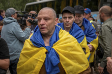 Ukrajinský vojak reaguje po návrate zo zajatia po výmene zajatcov medzi Ruskom a Ukrajinou v Černihivskej oblasti na Ukrajine. FOTO: TASR/AP