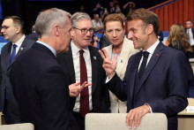 Francúzsky prezident Emmanuel Macron sa stretol s britským premiérom Keirom Starmerom.FOTO: Reuters