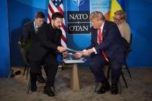 Americký prezident Donald Trump a ukrajinský prezident Volodymyr Zelenskyj na stretnutí v Haagu. FOTO: REUTERS