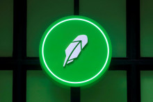 Logo firmy Robinhood Markets na akcii súvisiacej s uvedením jej akcií na Wall Street. FOTO: REUTERS