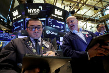 Všetky tri hlavné americké akciové indexy uzavreli týždeň so ziskom. S&P 500 sa posilnil o 1,7 percenta, Nasdaq Composite o 1,6 percenta a Dow Jones o 2,3 percenta. FOTO: REUTERS