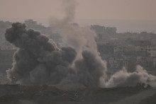 Hustý dym, ktorý je viditeľný z juhu Izraela, stúpa k oblohe po bomardovaní Pásme Gazy. FOTO: TASR/AP