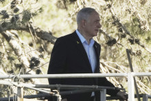 Izraelský premiér Benjamin Netanjahu počas návštevy kibucu Nir Oz na juhu Izraela pri hraniciach s Pásmom Gazy vo štvrtok 3. júla 2025. FOTO: TASR/AP