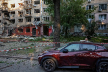 Britská stanica BBC doplnila, že letecký poplach kvôli útokom ruských dronov bol v noci na piatok vyhlásený na väčšine územia Ukrajiny. FOTO: REUTERS