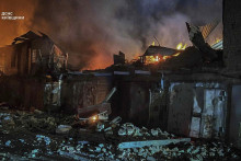 Pri útoku ruských bezpilotných lietadiel na Kyjev utrpelo v noci na piatok zranenia najmenej 19 ľudí. FOTO: TASR/AP
