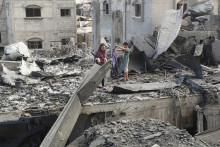 Od začiatku vojny bolo pri izraelských útokoch v Pásme Gazy podľa údajov tamojšieho ministerstva zdravotníctva spravovaného Hamasom zabitých 57 130 Palestínčanov, píše agentúra AFP. FOTO: REUTERS