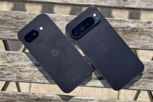 Nový cenovo dostupný Google Pixel 9a používa rovnaký procesor Tensor G4 ako špičkový Pixel 9 Pro XL. Blízko k sebe smartfóny majú aj zo stránky softvéru, avšak ich výbava je v praxi dosť odlišná. To platí aj pre ich cenu, špičkový Pixel oproti tomu základnému stojí v podstate dvojnásobok. Dáva to zmysel?