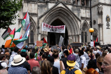 Podporovatelia propalestínskej organizácie Palestine Action. FOTO: Reuters