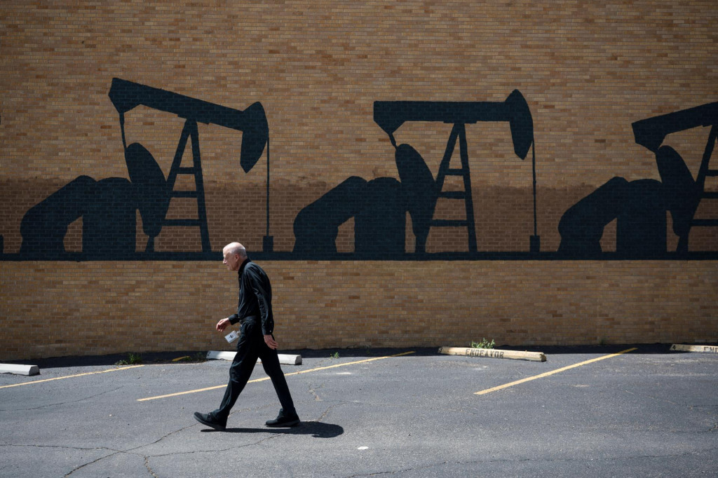 Septembrový kontrakt na severomorskú ropnú zmes Brent sa o 17.35 h SELČ predával so stratou 63 centov alebo 0,92 percenta po 68,17 dolára za barel. FOTO: REUTERS