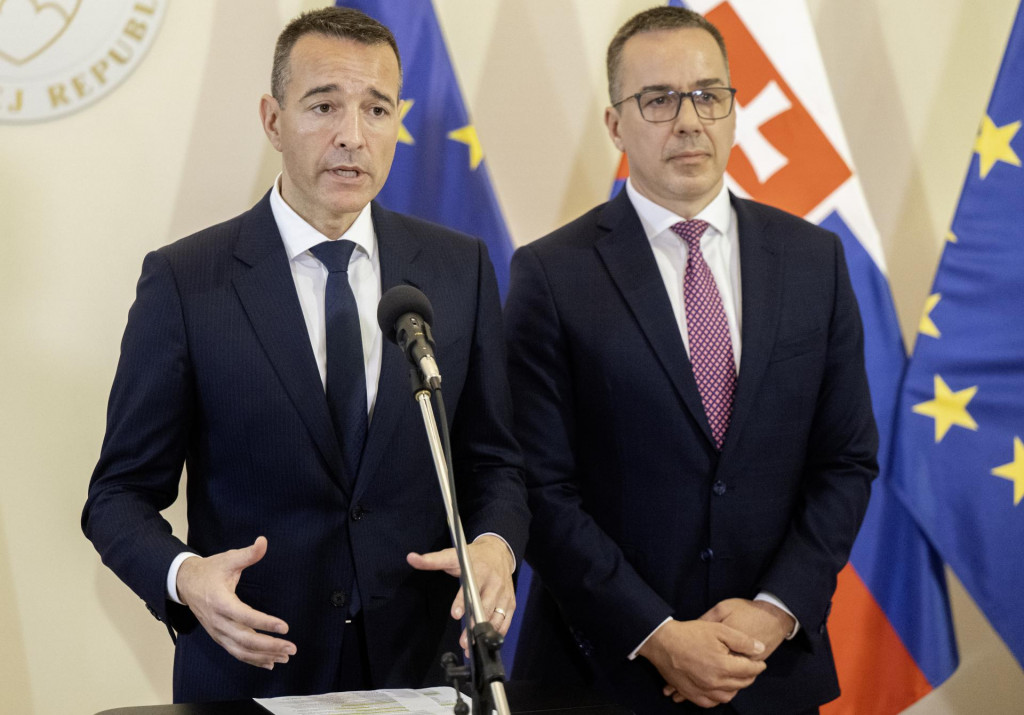 Na sníke sprava minister práce, sociálnych vecí a rodiny Erik Tomáš a minister školstva, výskumu, vývoja a mládeže Tomáš Drucker (obaja Hlas-SD). FOTO: TASR/Martin Baumann