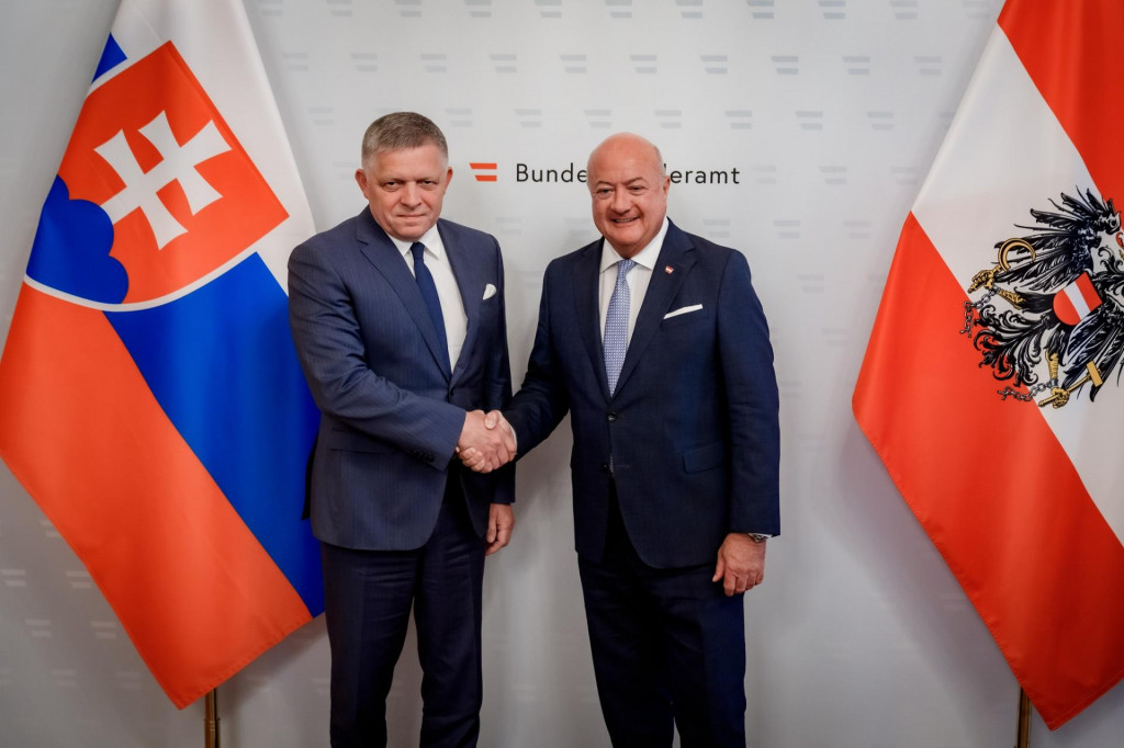 Premiér Robert Fico (vľavo) sa nedávno stretol s rakúskym kancelárom Christianom Stockerom. Dozvedel sa pritom, že Rakúsko hospodársky nerastie. FOTO TASR/ÚV
