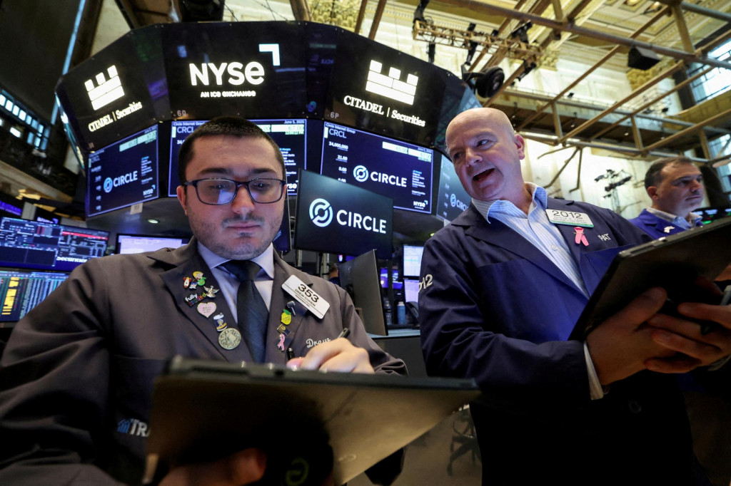 Všetky tri hlavné americké akciové indexy uzavreli týždeň so ziskom. S&P 500 sa posilnil o 1,7 percenta, Nasdaq Composite o 1,6 percenta a Dow Jones o 2,3 percenta. FOTO: REUTERS