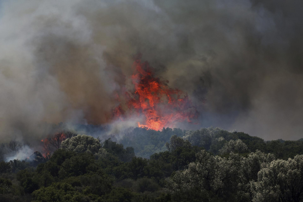 Lesný požiar v Cesme neďaleko Izmiru na juhozápade Turecka 3. júla 2025. FOTO: TASR/AP