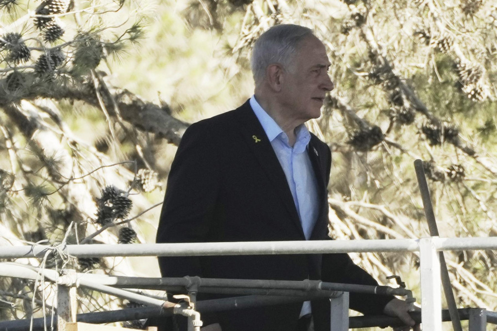 Izraelský premiér Benjamin Netanjahu počas návštevy kibucu Nir Oz na juhu Izraela pri hraniciach s Pásmom Gazy vo štvrtok 3. júla 2025. FOTO: TASR/AP