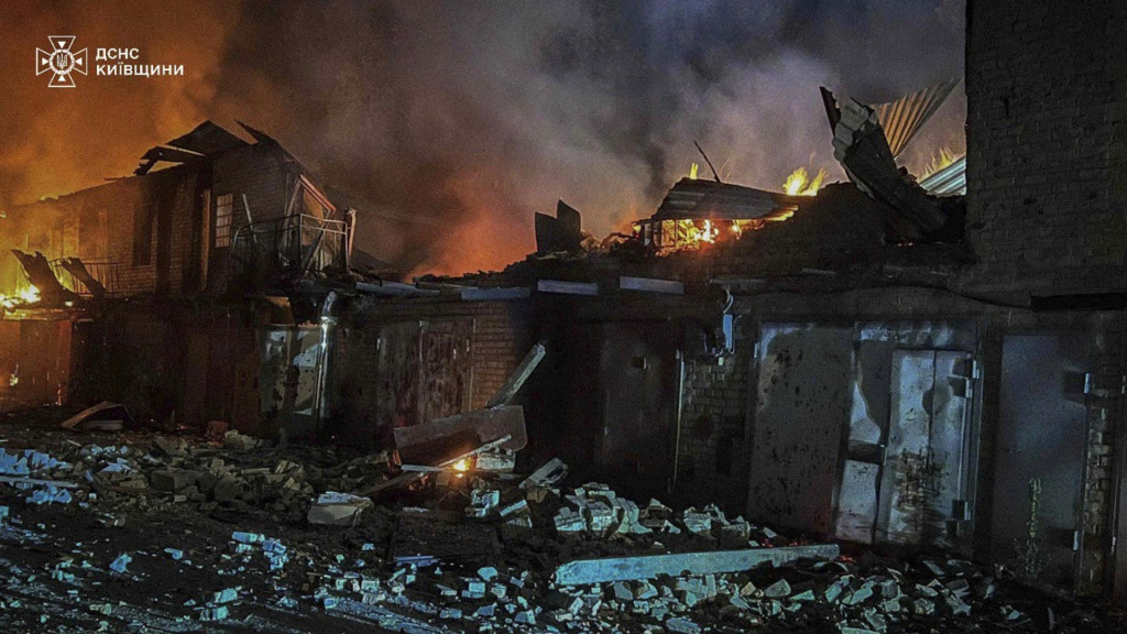 Pri útoku ruských bezpilotných lietadiel na Kyjev utrpelo v noci na piatok zranenia najmenej 19 ľudí. FOTO: TASR/AP
