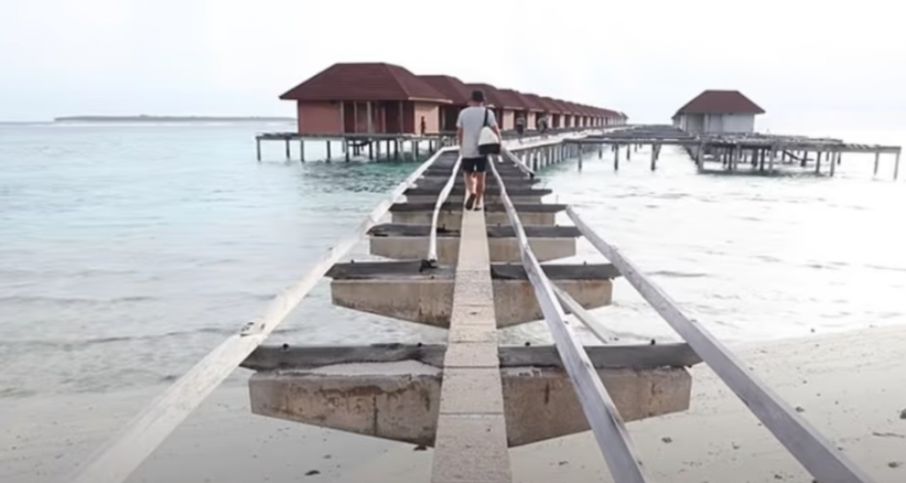 Austrálsky filmár a surfer Kale Brock prezradil, že keď bol so svojou skupinou na Maldivách, v diaľke si všimli „tajomný“ ostrov, ktorý ich okamžite zaujal.