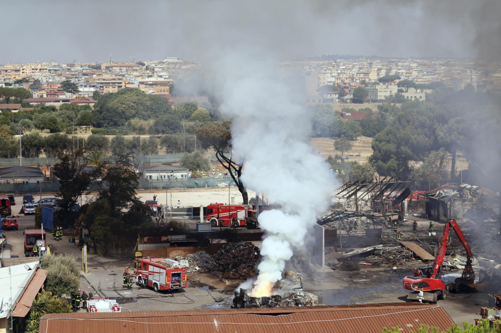 Dym stúpa po výbuchu čerpacej stanice na predmestí Ríma. FOTO: TASR/AP