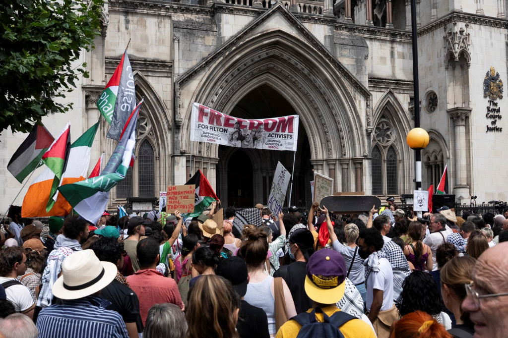 Podporovatelia propalestínskej organizácie Palestine Action. FOTO: Reuters