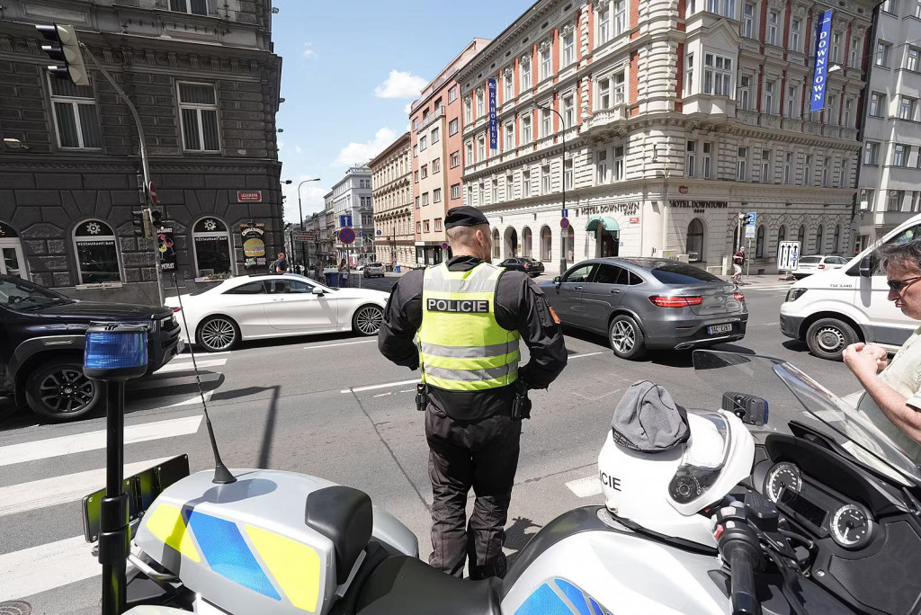 Prahu a ďalšie časti Českej republiky postihol rozsiahly výpadok prúdu. Na väčšine územia hlavného mesta nejdú električky ani metro. FOTO: Mafra/Petr Topič