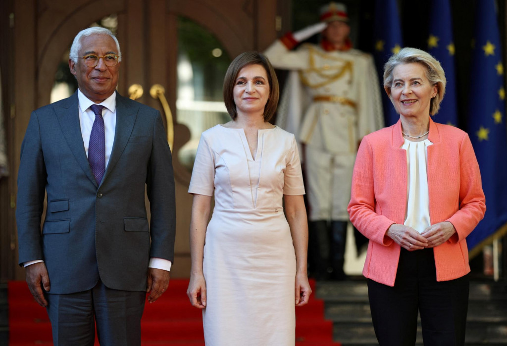 Moldavská prezidentka Maia Sanduová, šéf Európskej Rady Antonio Costa a predsedníčka eurokomisie Ursula von der Leyenová. FOTO: REUTERS