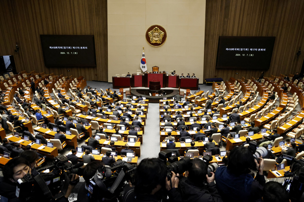 Lawmakers arrive for the plenary session of the impeachment vote of President Yoon Suk Yeol at the National Assembly in Seoul, South Korea, 07 December, 2024. JEON HEON-KYUN/Pool via REUTERS/File Photo FOTO: REUTERS