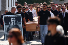 Na pohrebe bývalého útočníka FC Liverpool a jeho brata, ktorí vo štvrtok zahynuli pri tragickej autonehode, sa zúčastnili stovky ľudí. FOTO: Reuters