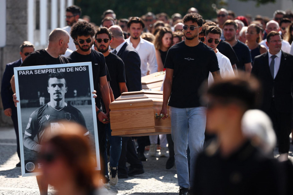Na pohrebe bývalého útočníka FC Liverpool a jeho brata, ktorí vo štvrtok zahynuli pri tragickej autonehode, sa zúčastnili stovky ľudí. FOTO: Reuters