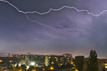 V Bratislavskom a Trnavskom kraji je výstraha pred búrkami vydaná do pondelka 6.00 h. FOTO: TASR/Pavel Neubauer