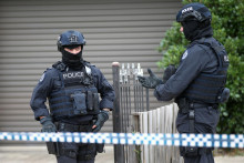 Podľa austrálskej stanice ABC policajti obvinili Angela Lorasa zo Sydney z niekoľkých trestných činov vrátane bezohľadného konania ohrozujúceho život alebo držanie zbrane, ktorú ale nešpecifikovali. FOTO: REUTERS